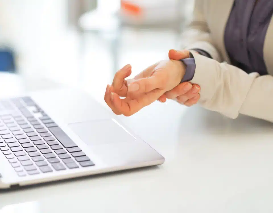 hand-and-wrist-pain-is-more-common-in-this-generation