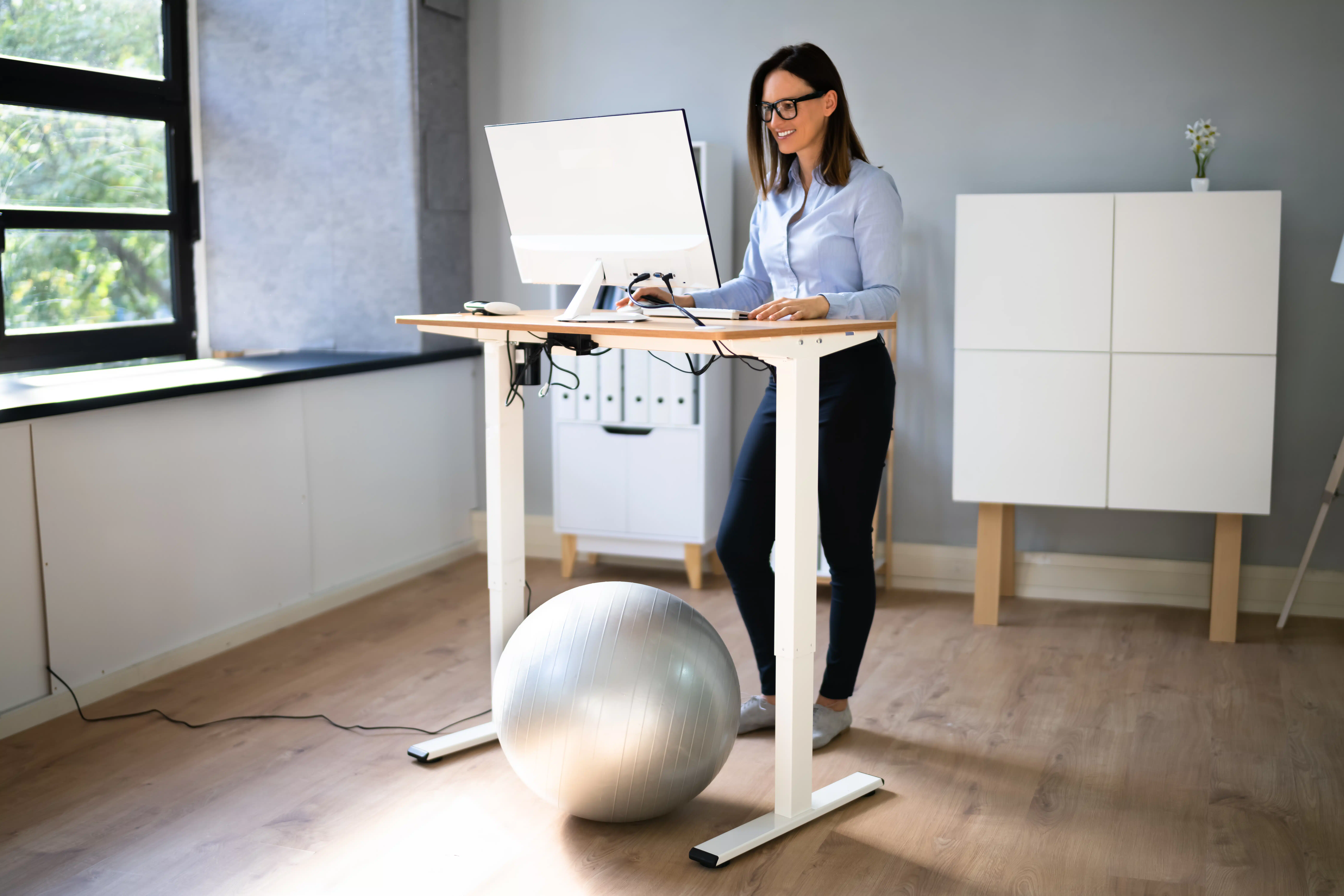the-pros-and-cons-of-standing-desks-for-back-pain-relief